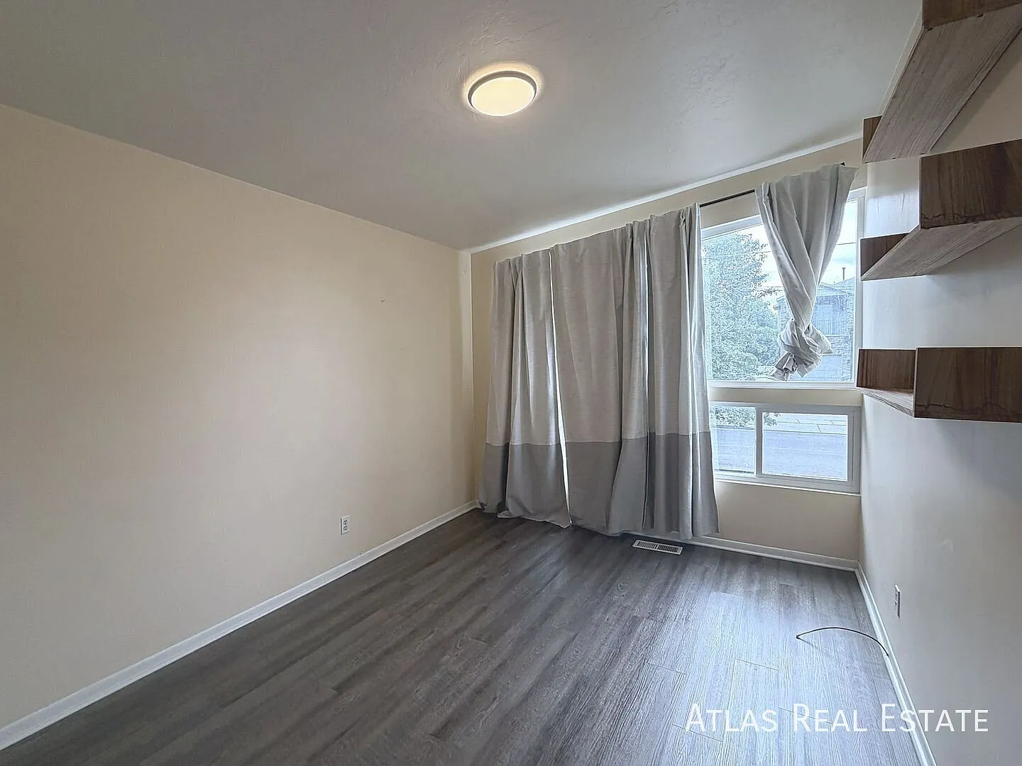 Charming 2-Bedroom Apartment in the Heart of Midvale! — Photo 4