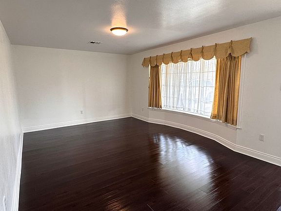 5th image of 1025 Hickory St
