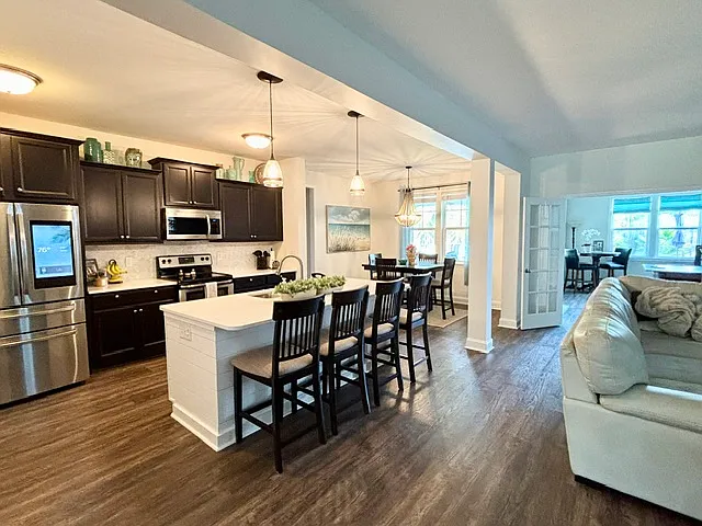 5 bed, 3980 sqft, $5,200 — Photo 3