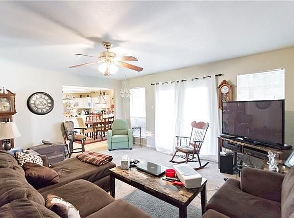 3rd image of 215 Pecan Creek St