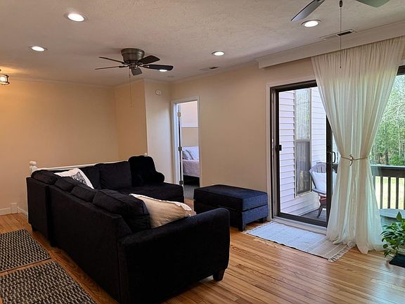 2nd image of 27 Siegtown Rd APT 8G