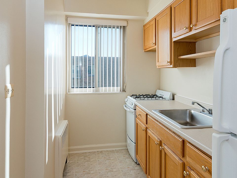 Kitchen with classic appliances