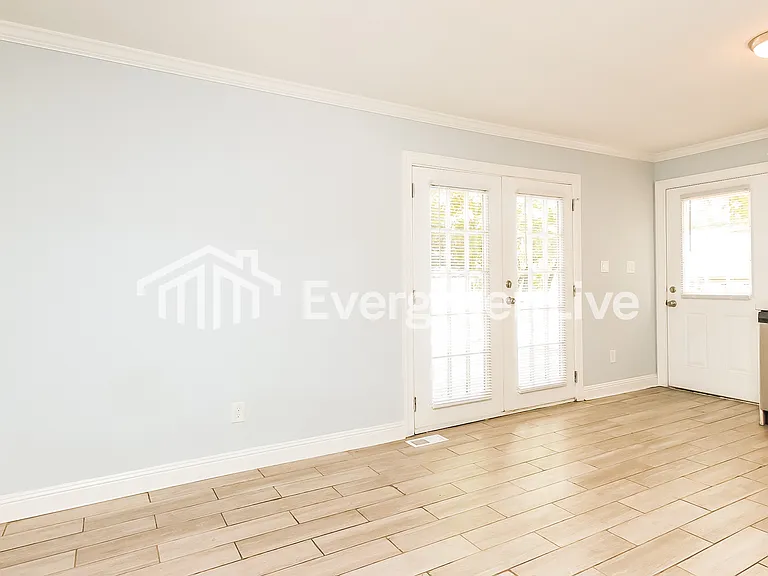 421 N Allen Rd — Photo 5