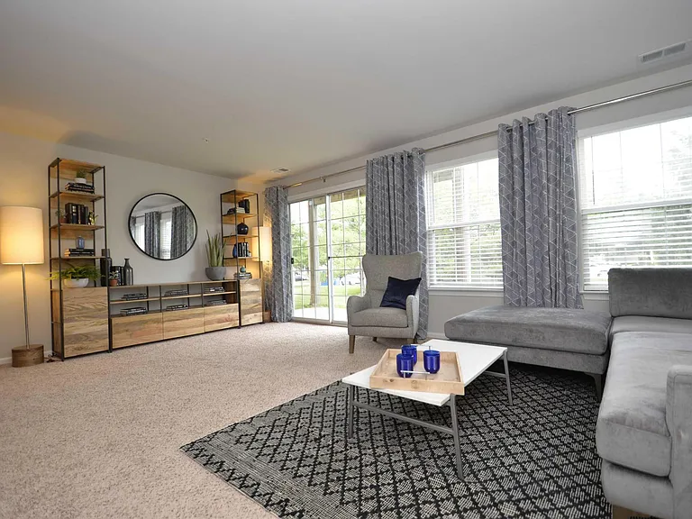 100 N Barrett Ln — Photo 2