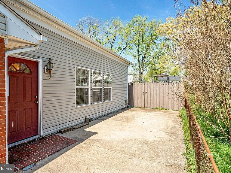 206 W Beech Rd — Photo 32