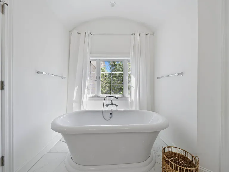 FREE STANDING BATHTUB