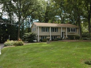 27 Unneberg Ave, Succasunna, NJ 07876