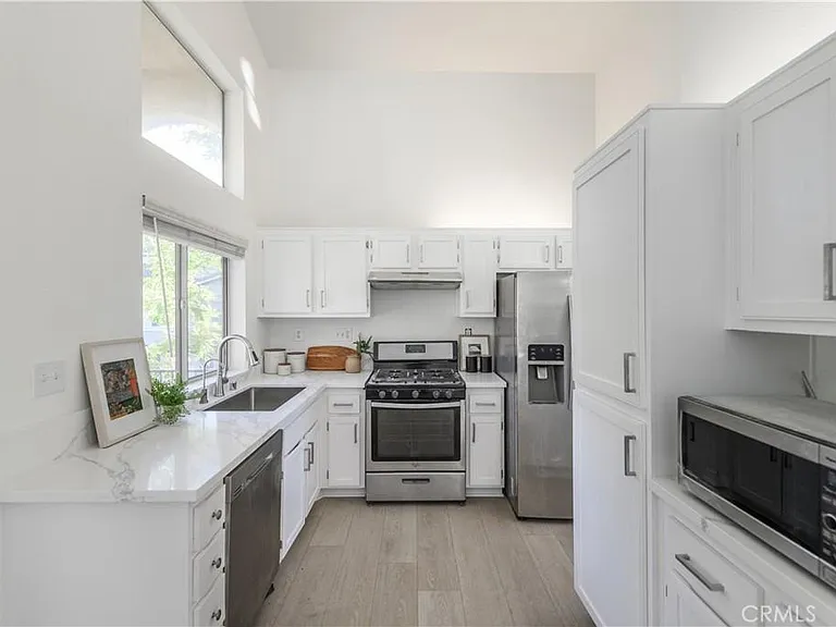 1407 Elmhurst — Photo 12