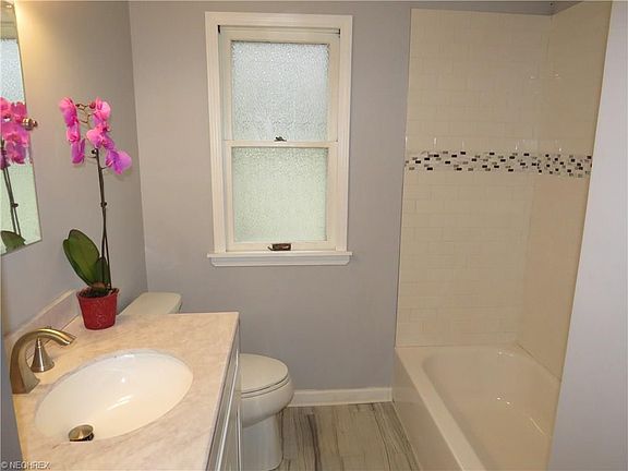 4th image of 121 E 267th St