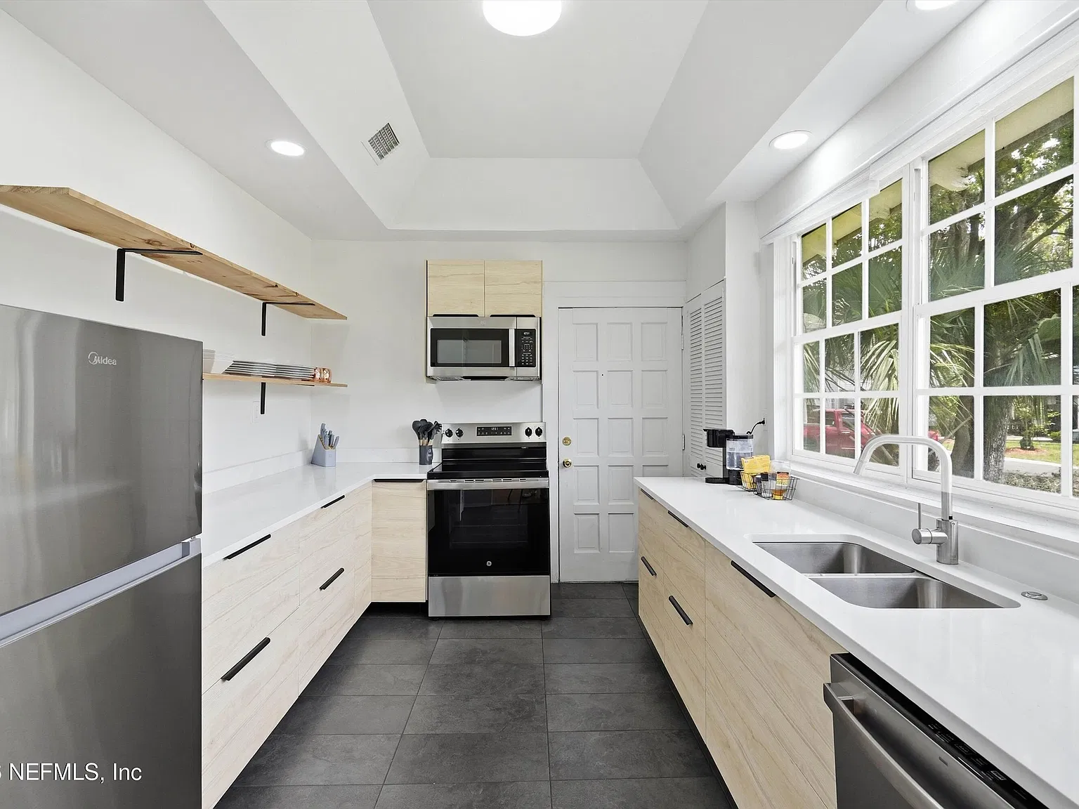 3 bed, 2.0 bath, 1675 sqft, $2,600 — Photo 2