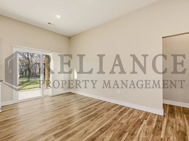 525 E Elmwood St — Photo 21