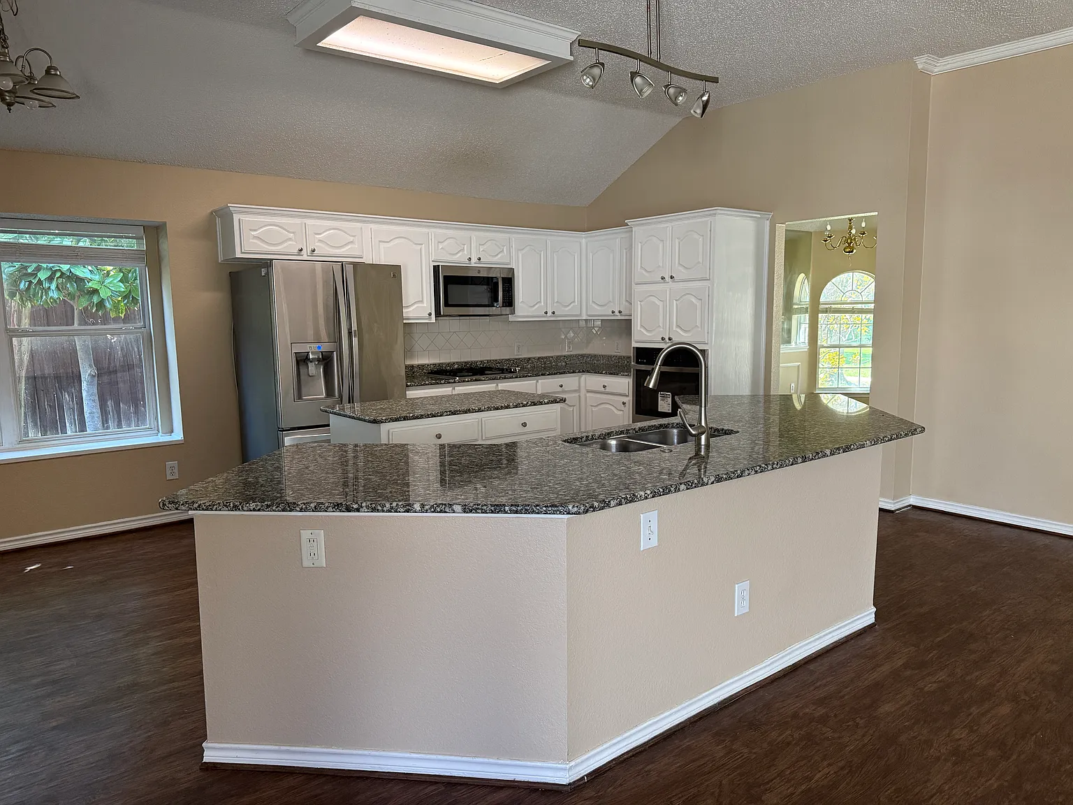 4 bed, 2242 sqft, $2,500 — Photo 4