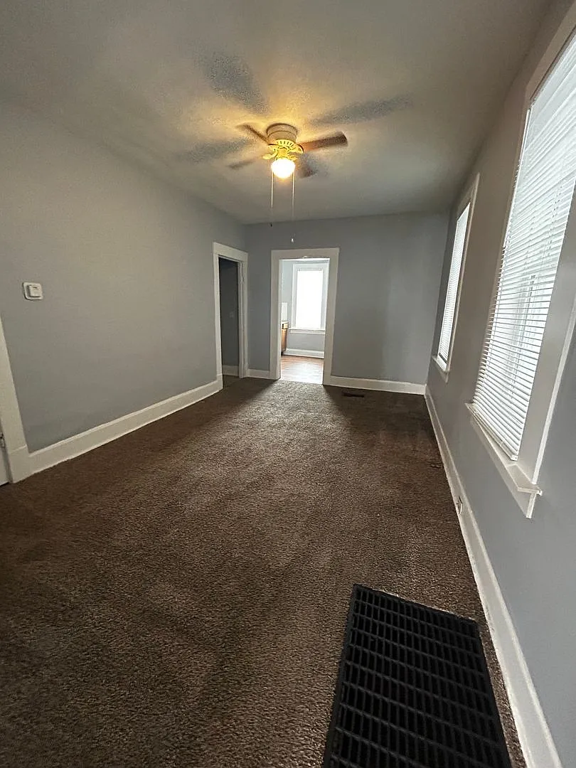 Spacious 1 Bedroom 1/2 Double with Basement & Extra Room — Photo 3