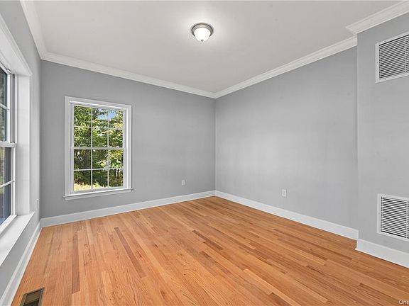 3rd image of 2052 Allan Ave