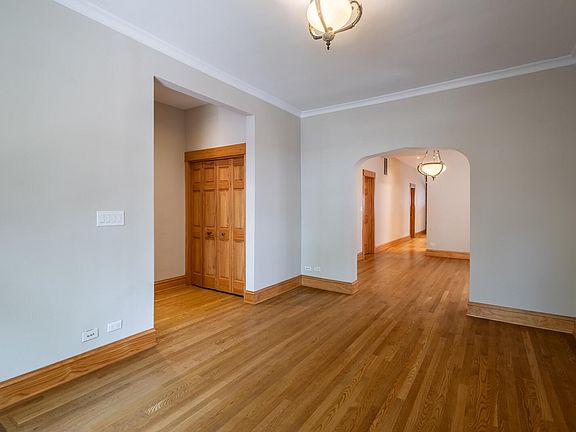 5th image of 3433 N Leavitt St #1