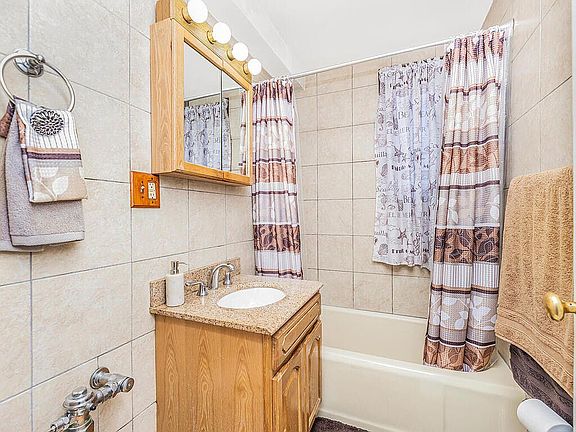 3rd image of 1530 Archer Rd