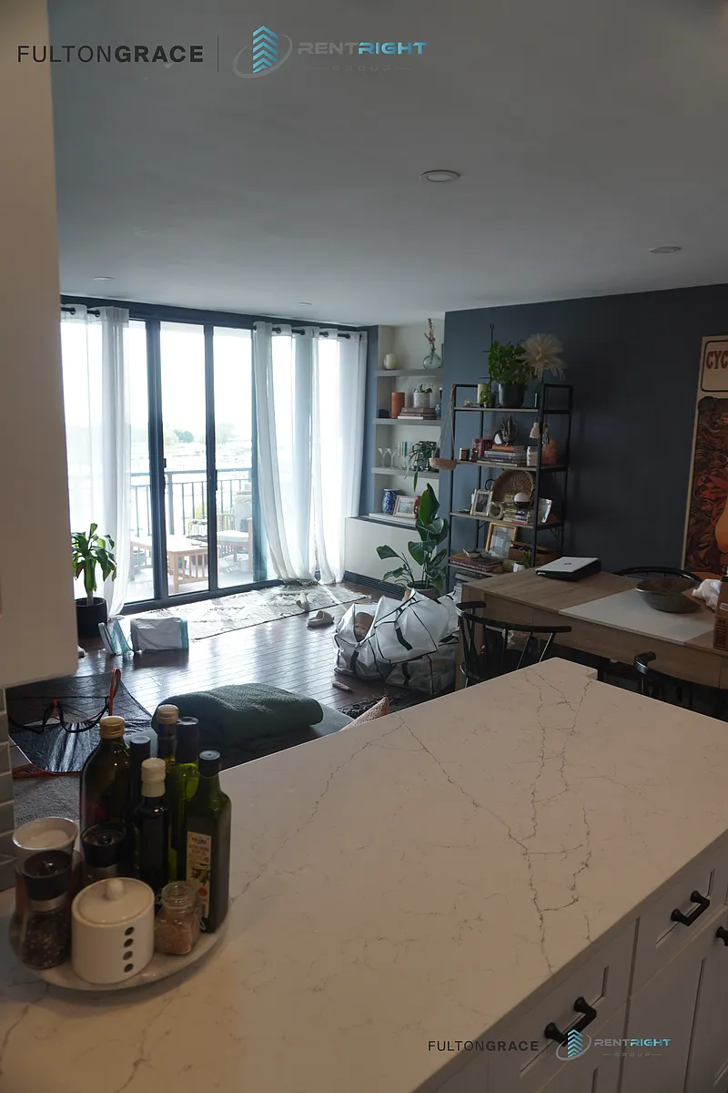 Building Photo - 3440 N Lake Shore Dr #10C