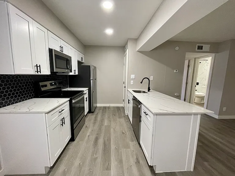 305 W 39th 1/2 St #1-205 — Photo 4