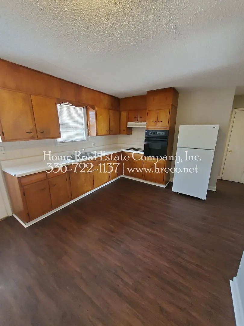 Sunset Acres Apartments | 135 E. Wall Street Apt #4 — Photo 2