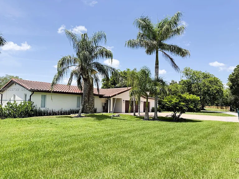 10950 SW 40th Ct — Photo 8
