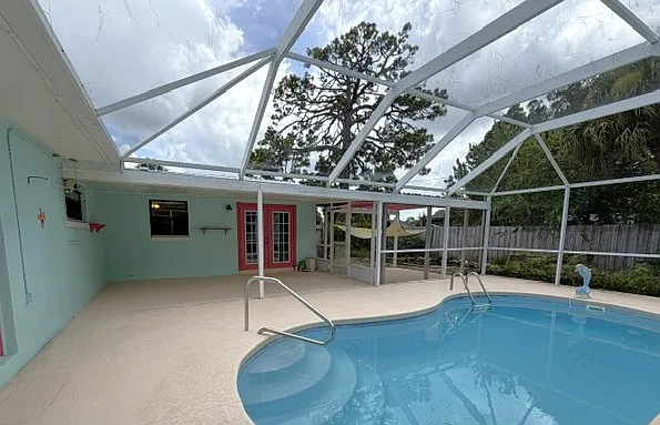 The pool is still being professionally maintained weekly, even after we vacated the property.
