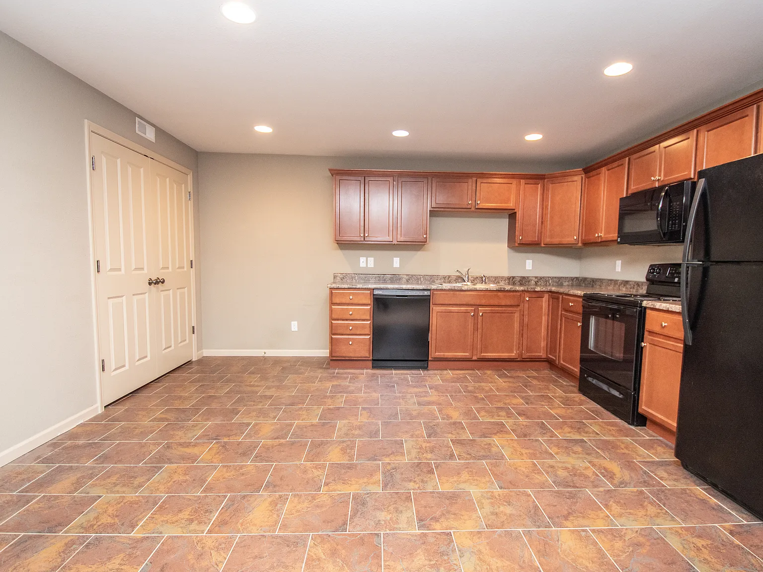2 bed, 1100 sqft, $1,350 — Photo 4