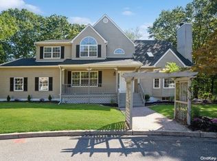 125 5th Ave, Holtsville, NY 11742