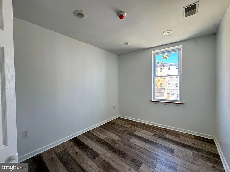 700 W Girard Ave — Photo 9