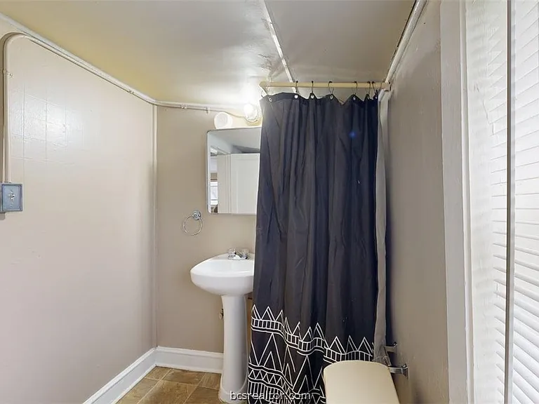 303 Montclair Ave — Photo 10