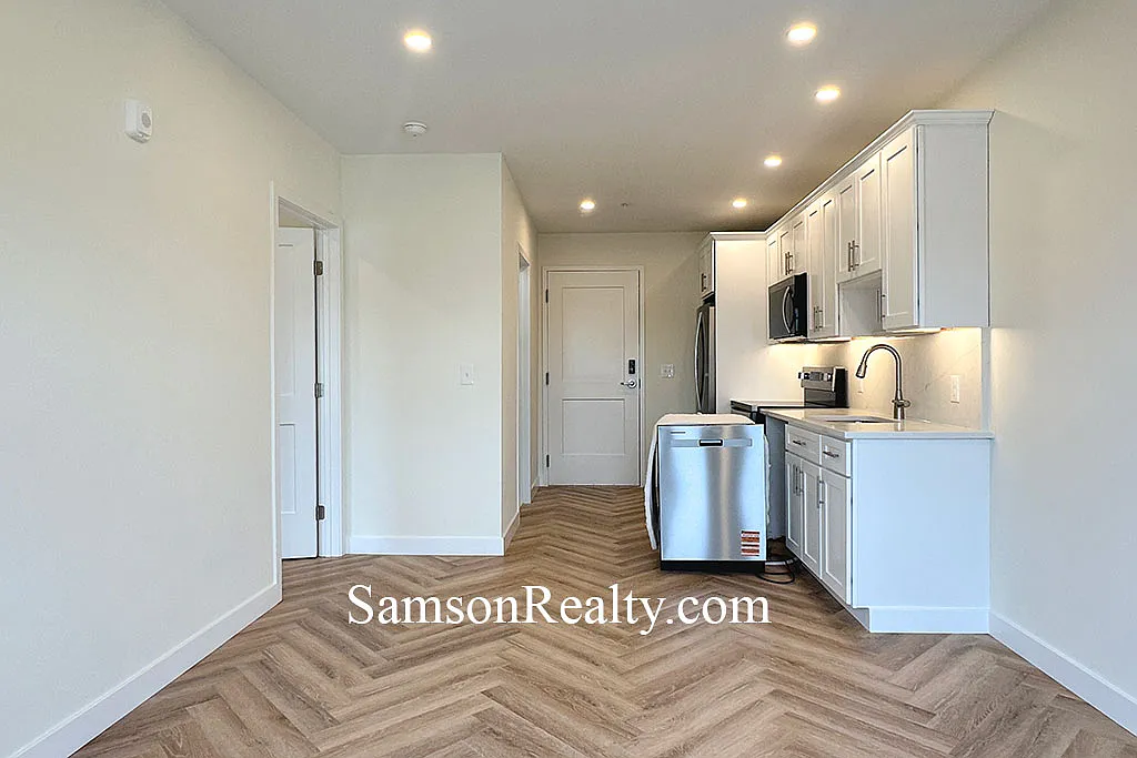 Building Photo - 379 Wickenden St #4A