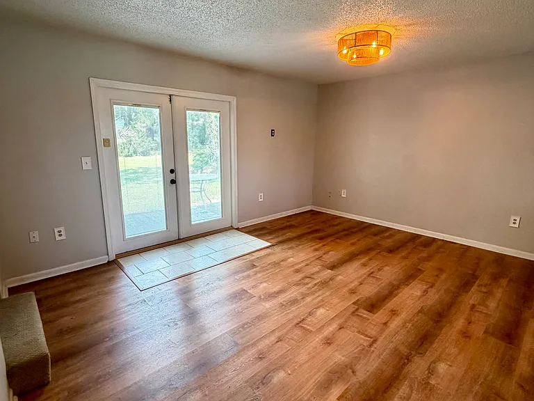 248 Oxford Ct — Photo 3
