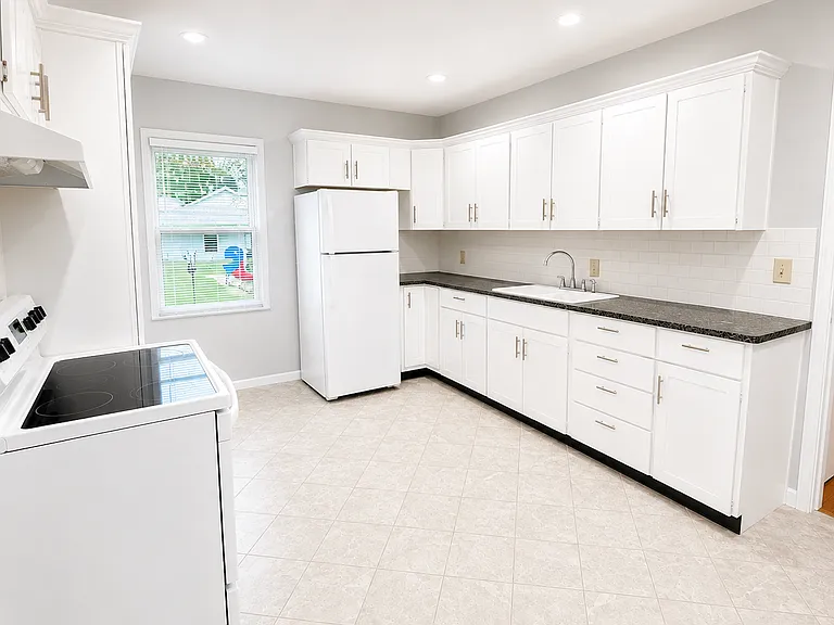 2092 Garfield Ave — Photo 1
