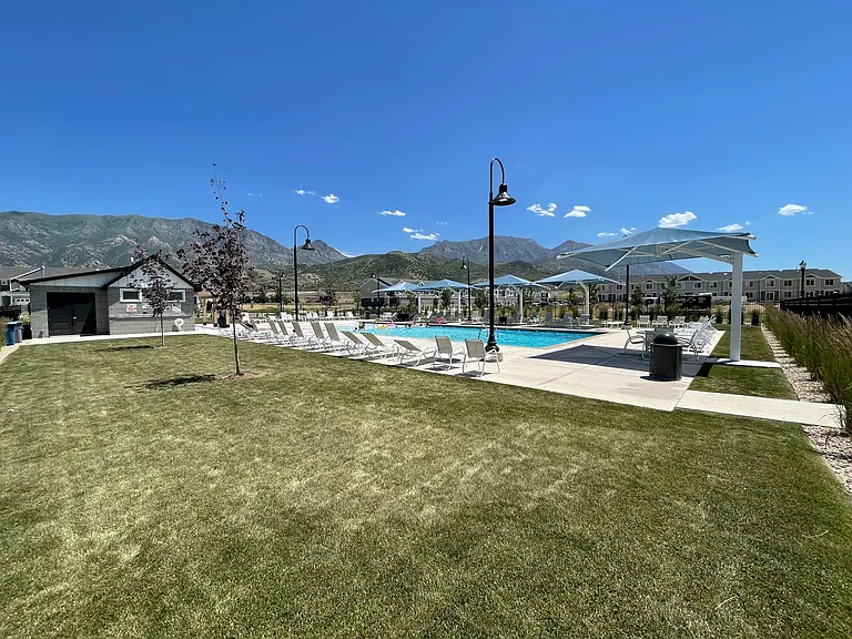 1256 W Hidden Spring Dr — Photo 2