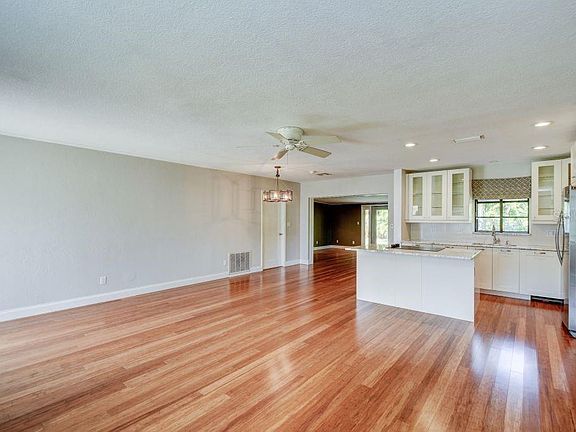 4th image of 6504 Mockingbird Way S