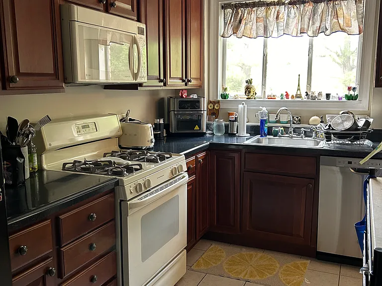 10505 Montrose Ave #203 — Photo 6