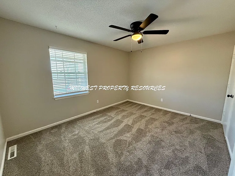 945 NW Colbern Rd — Photo 9
