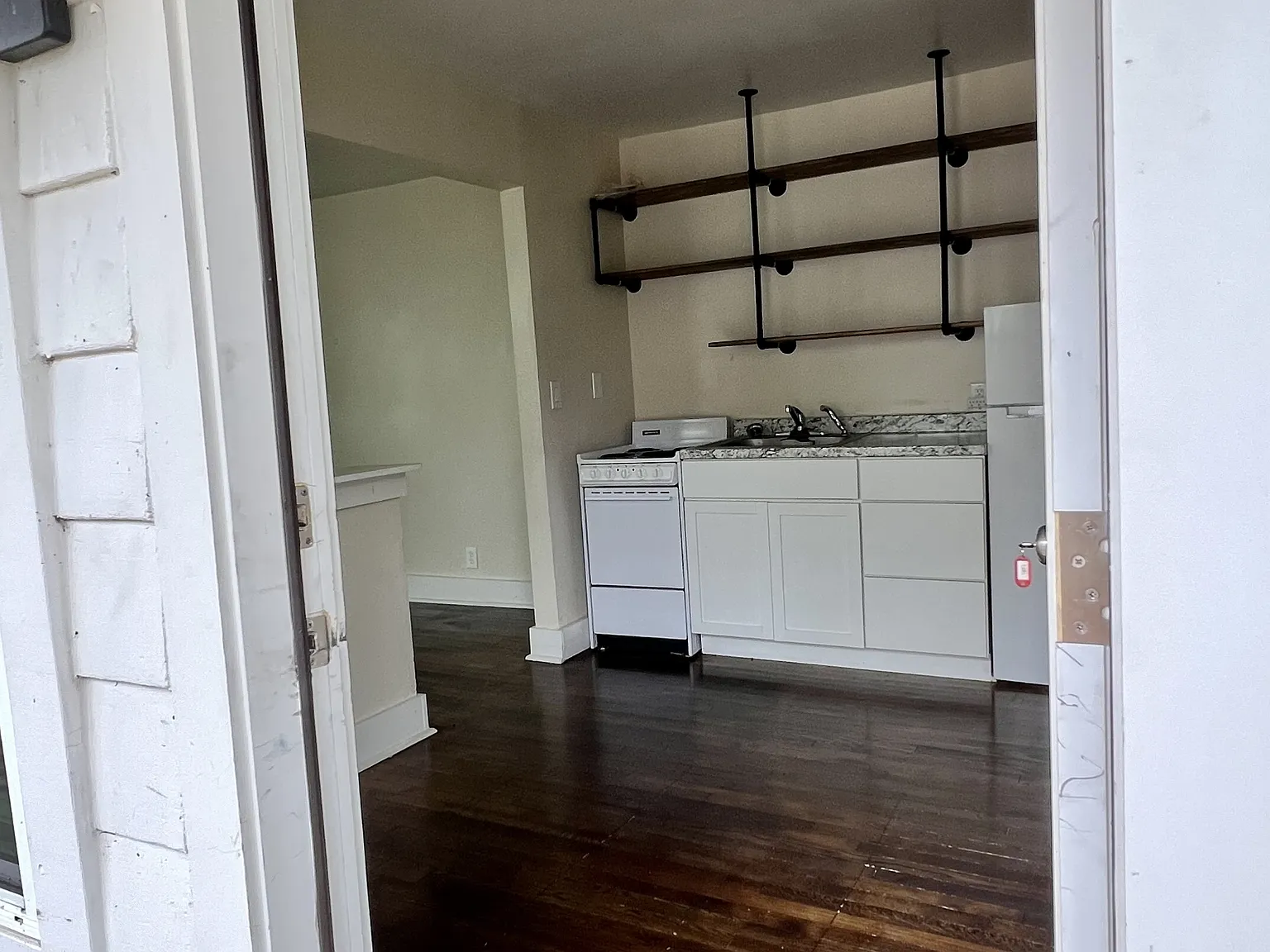1 bed, 1.0 bath, $795 — Photo 2