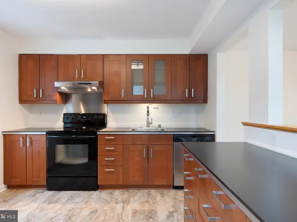 2436 Windbreak Dr, Alexandria, VA 22306