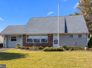 21 Petunia Rd, Levittown, PA 19056