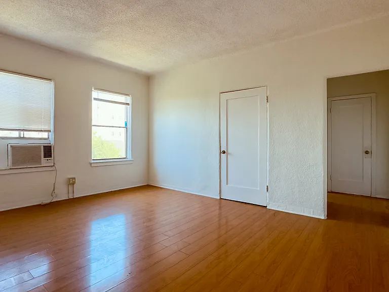 920 S Hobart Blvd — Photo 14