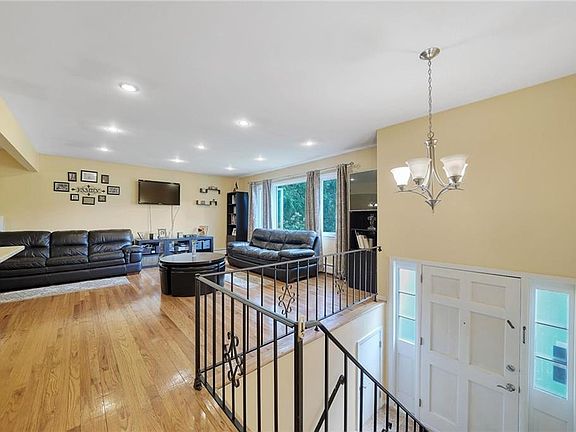 3rd image of 7 Gerlach Dr