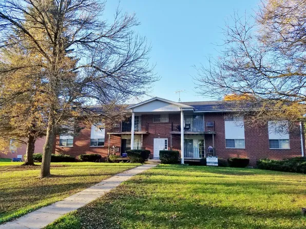 204 Williamsburg Dr, Mequon, WI 53092