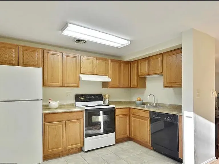 8 Strath Haven Ct — Photo 4