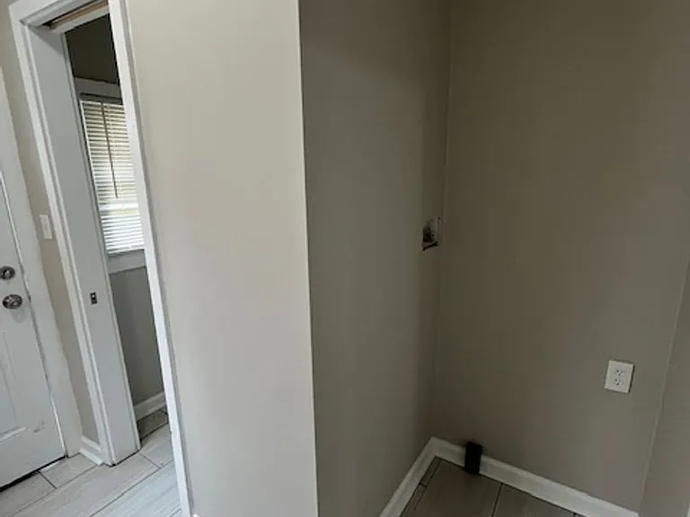 87-97 Burgess — Photo 11