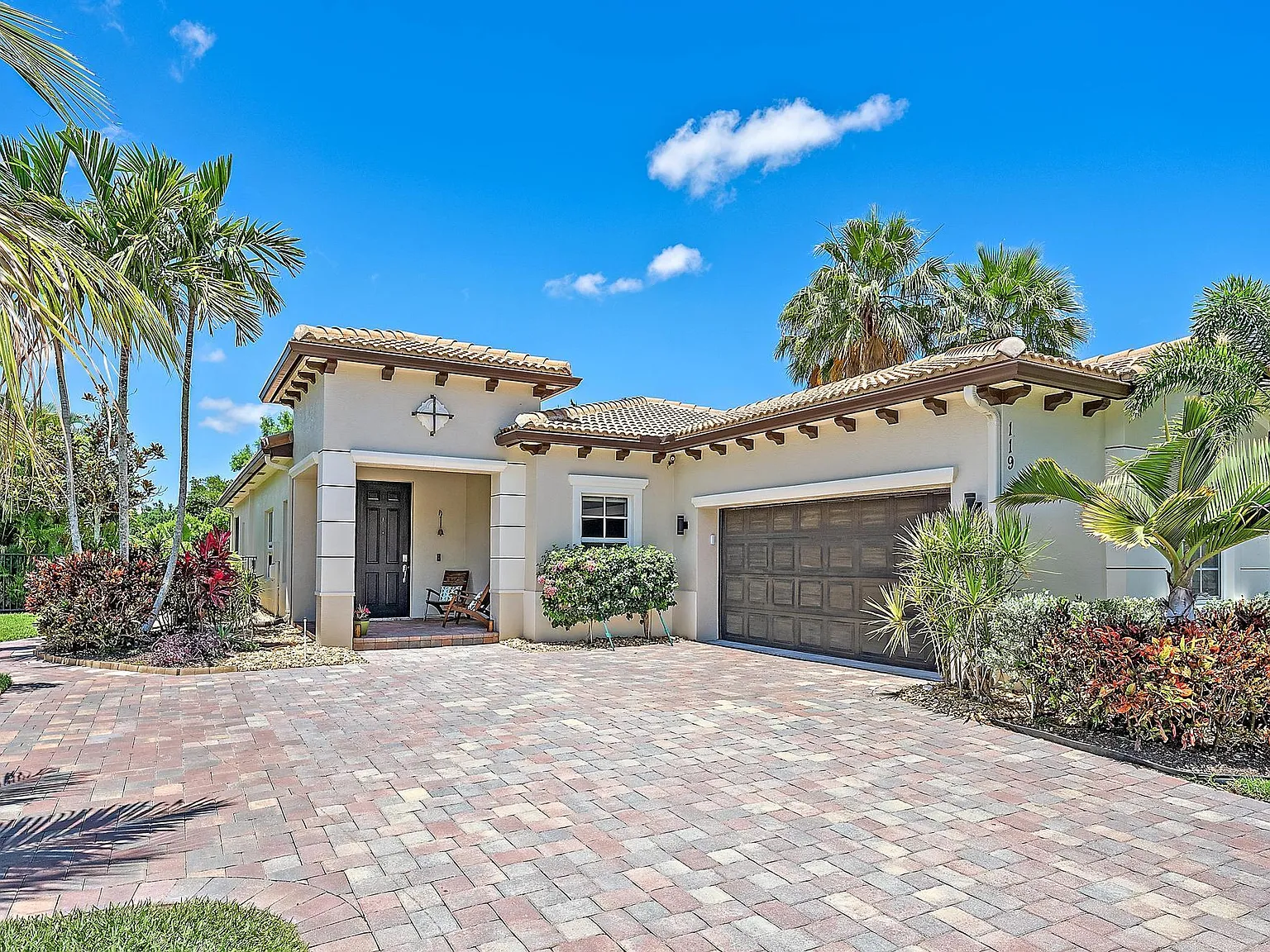 4 bed, 2.5 bath, 2334 sqft, $6,250 — Photo 1