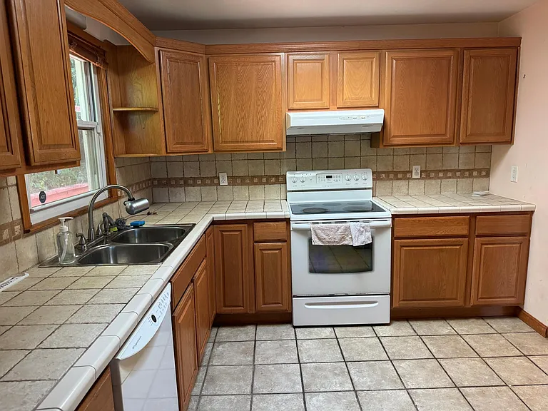 120 Burban Dr — Photo 3