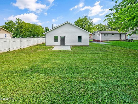 4th image of 3615 Lyle Ave