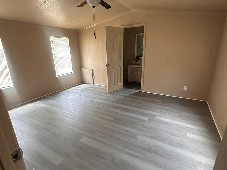 8349 NE 77th Ln — Photo 5