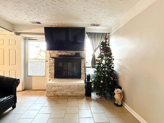 3rd image of 3903 Woodhue Pl Suite 16