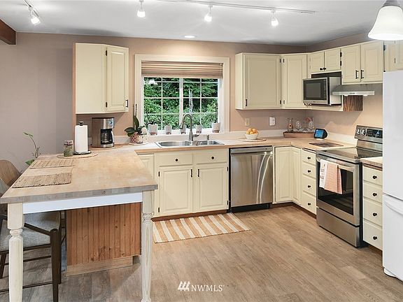 5th image of 8043 NE Bayberry Ln